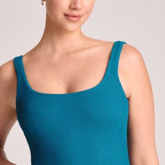 Vitamin A Women's Medium Scoop Neck One Piece Swimsuit Textured Blue Beach Swim - Picture 15 of 16